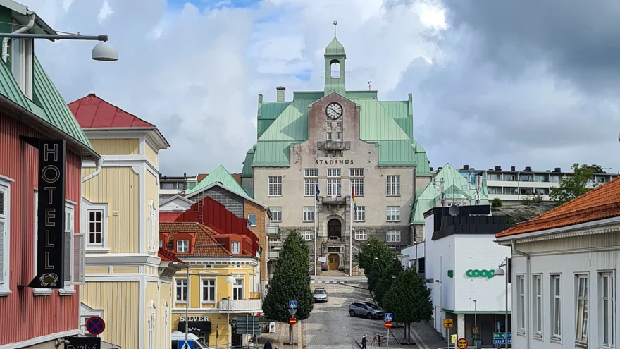 Stadsgata med ett stort stadshus i fonden