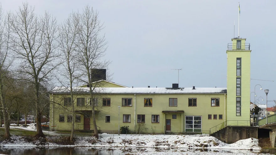 Ett stort gulmålat hus med torn i ena hörnet