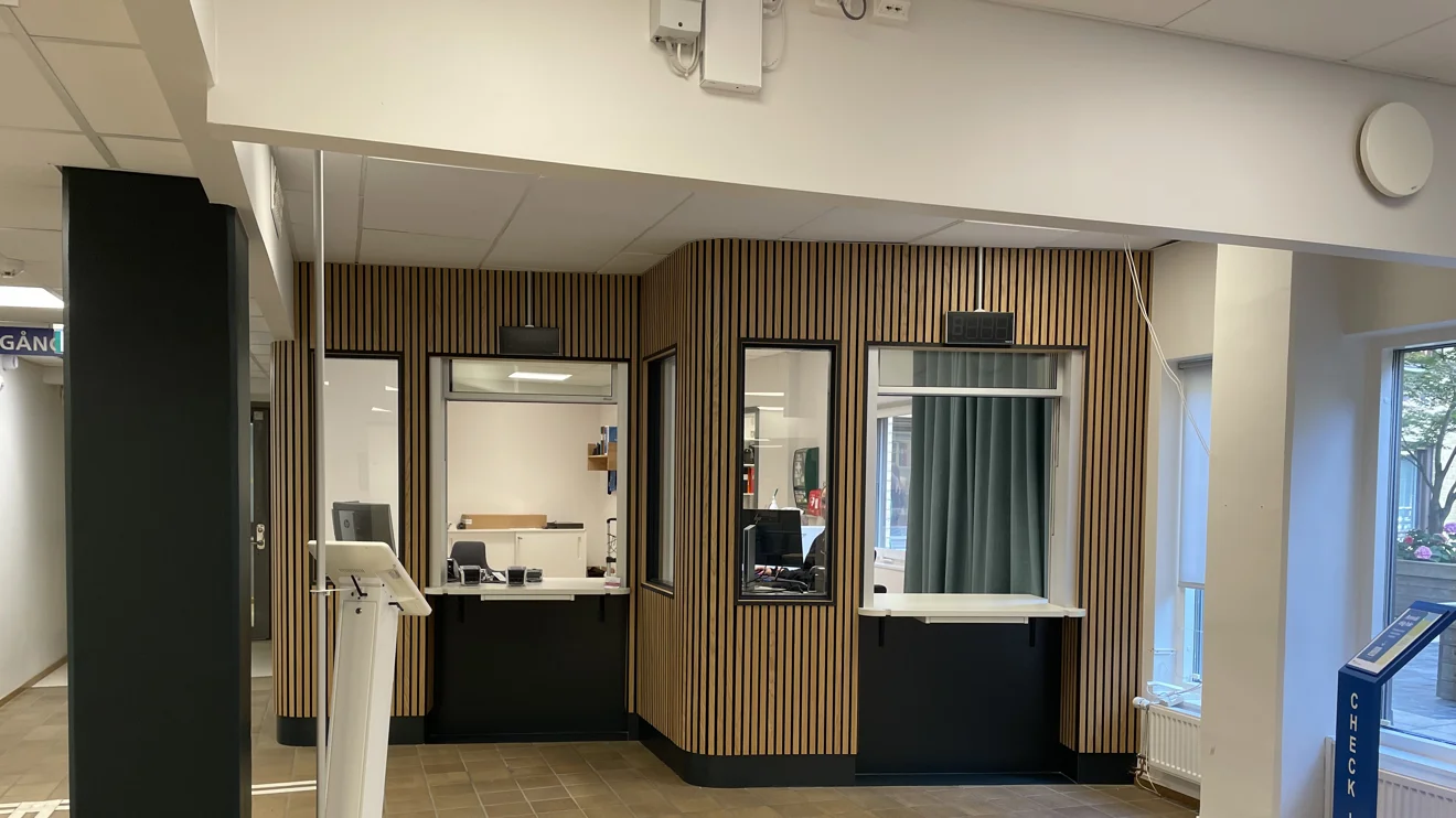Receptionen med två fönster för anmälan. Två stativ med info om digital anmälan.