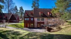 Skolans internatboende med omgivande miljö mot blå himmel