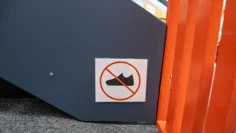 En skylt med en överstruken sko.