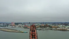 Ovanifrån, lyftkranens spets med Göteborgs siluett i bakgrunden, byggnaden läppstiftet och operan syns