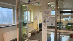 Ingång till receptionen. Glaspartier med anslag