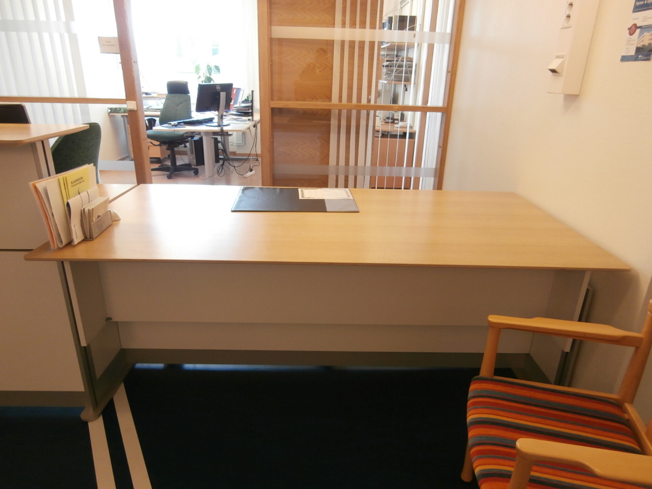 Receptionsdisk i trä med glasruta