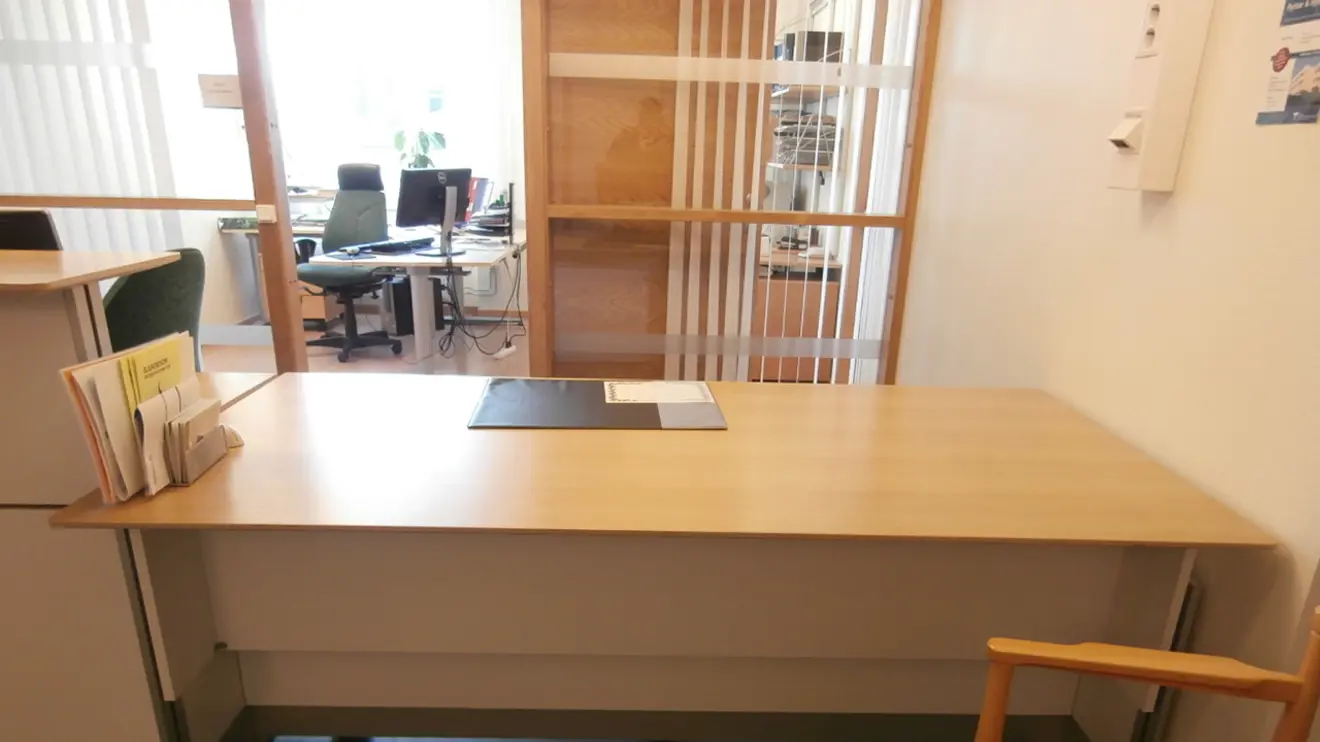 Receptionsdisk i trä med glasruta