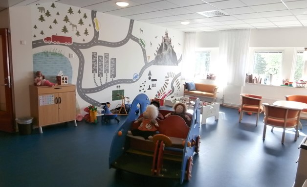 Väntrum med sittplatser och leksaker
