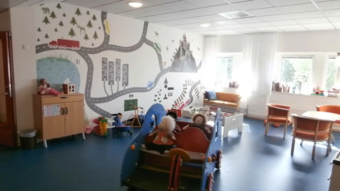 Väntrum med sittplatser och leksaker