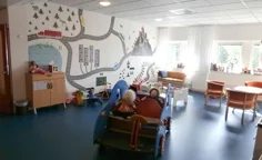 Väntrum med sittplatser och leksaker